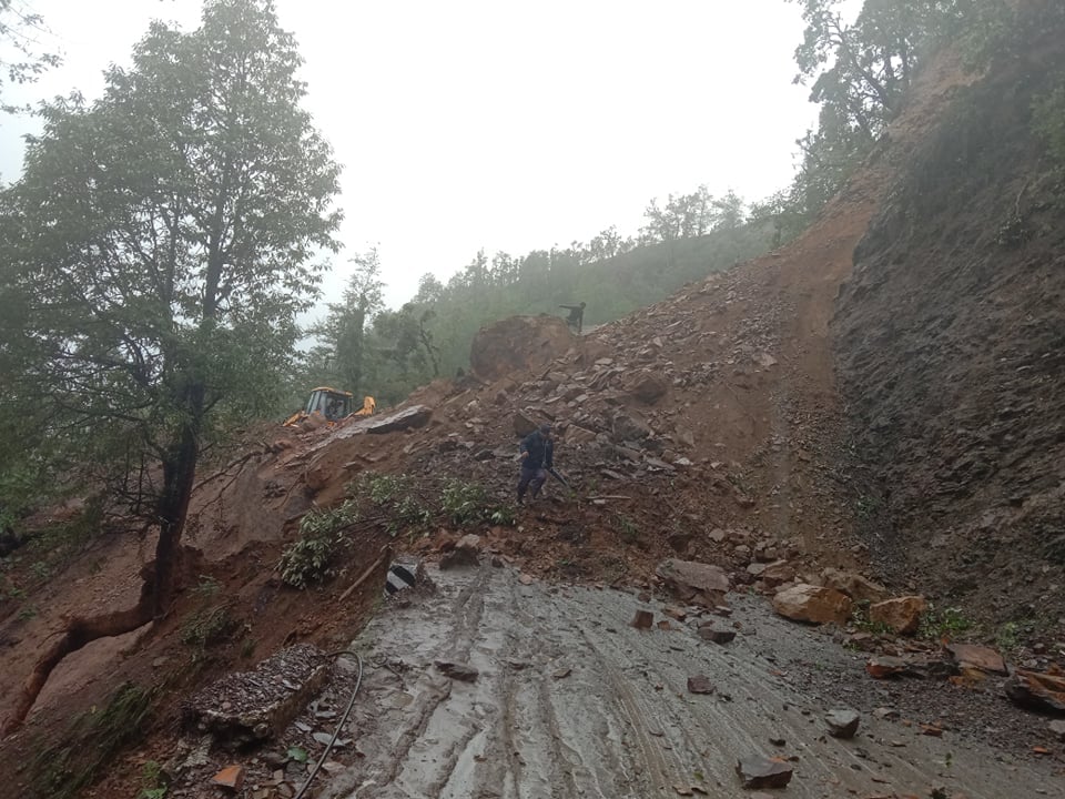 पहिरोका कारण अवरुद्ध भीमदत्त राजमार्ग खुल्यो